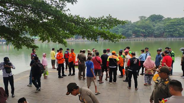 Seorang wanita bernama Addellya Agustin Risqiyanti (22) tewas tenggelam di Danau Sunter, Jakarta Utara (Jakut). (dok Damkar Jakut)