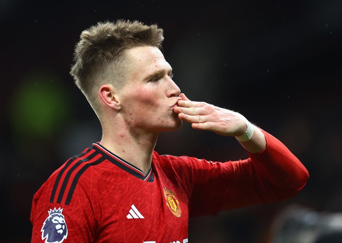 Soccer Football - Premier League - Manchester United v Chelsea - Old Trafford, Manchester, Britain - December 6, 2023 Manchester Uniteds Scott McTominay celebrates after the match REUTERS/Carl Recine NO USE WITH UNAUTHORIZED AUDIO, VIDEO, DATA, FIXTURE LISTS, CLUB/LEAGUE LOGOS OR LIVE SERVICES. ONLINE IN-MATCH USE LIMITED TO 45 IMAGES, NO VIDEO EMULATION. NO USE IN BETTING, GAMES OR SINGLE CLUB/LEAGUE/PLAYER PUBLICATIONS.