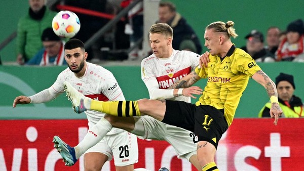 Soccer Football - DFB Cup - Round of 16 - VfB Stuttgart v Borussia Dortmund - MHPArena, Stuttgart, Germany - December 6, 2023 VfB Stuttgarts Deniz Undav and Chris Fuhrich in action with Borussia Dortmunds Marius Wolf REUTERS/Angelika Warmuth DFB REGULATIONS PROHIBIT ANY USE OF PHOTOGRAPHS AS IMAGE SEQUENCES AND/OR QUASI-VIDEO.