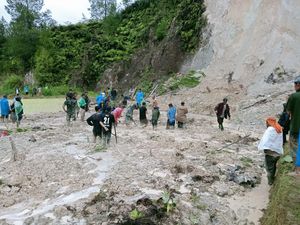 Nahas Ibu-Anak di Taput Tewas Tertimpa Longsor saat Berteduh di Saung