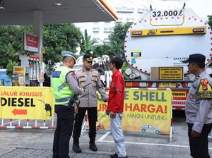 Warga Keluhkan Imbas Truk BBM Melintang di Tendean: Macet Panjang! Warga Keluhkan Imbas Truk BBM Melintang di Tendean: Macet Panjang!