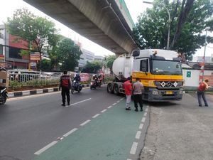 Truk BBM Mogok dan Melintang di Jalan Tendean, Lalin Macet Panjang Truk BBM Mogok dan Melintang di Jalan Tendean, Lalin Macet Panjang