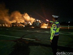 Truk Metanol Terbakar di Tol Jombang, Api Membubung Tinggi