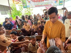 Gibran Bagikan Susu dan Buku Bergambar Jan Ethes di SD Gurawan Solo