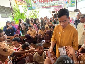 Gibran Bagikan Susu dan Buku Bergambar Jan Ethes di SD Gurawan Solo Gibran Bagikan Susu dan Buku Bergambar Jan Ethes di SD Gurawan Solo