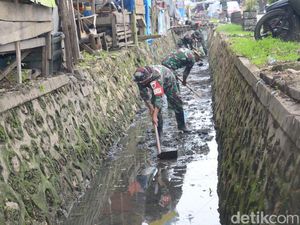 TNI Keliling Bersih-bersih Saluran Drainase di Bone demi Cegah Banjir