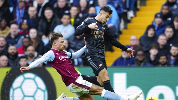 Aston Villas Matty Cash, left, challenges for the ball with Arsenals Gabriel Martinelli during the English Premier League soccer match between Aston Villa and Arsenal at Villa Park in Birmingham, England, Saturday, Feb. 18, 2023. (AP Photo/Jon Super)