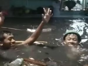 Kata Walkot Eri soal Genangan Imbas Hujan di Surabaya Barat Setinggi Perut Kata Walkot Eri soal Genangan Imbas Hujan di Surabaya Barat Setinggi Perut