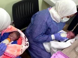 Haru! Detik-detik Ibu di Gaza Bertemu Bayi Kembarnya yang Terpisah