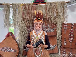 Kurang Afdal Liburan ke Tanah Papua Tanpa Mencoba Baju Adatnya