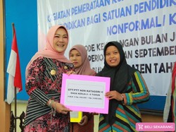 Bupati Klaten Serahkan Tunjangan Kesejahteraan ke Ribuan Guru di Klaten