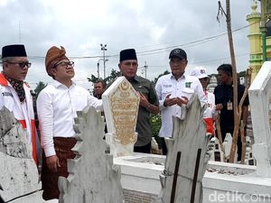 Cak Imin Baca Puisi Berjudul Taman Dunia saat Ziarah Makam Amir Hamzah