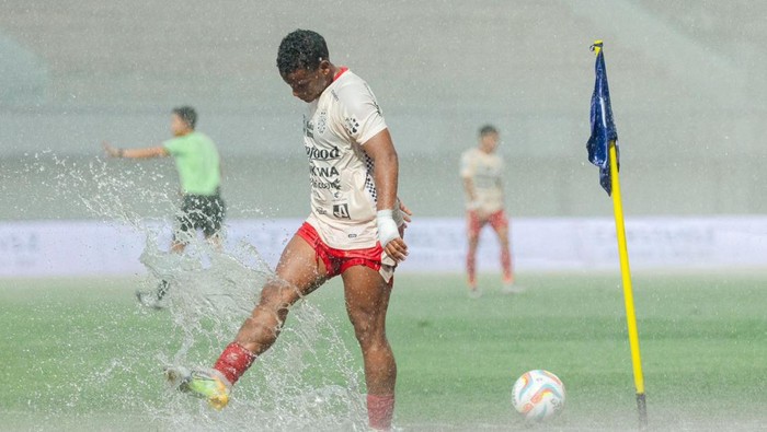Potret laga antara Dewa United vs Bali United, Jumat (8/12/2023).