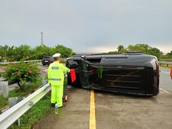 Fortuner Terguling di Tol Jombang gegara Aquaplaning
