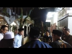 Gibran Kunjungi Rumah Abuya Muhtadi di Pandeglang Banten