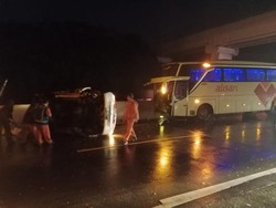 Gran Max Tergelincir dan Terguling di Km 78 Tol Malang-Pandaan