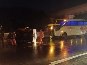 Gran Max Tergelincir dan Terguling di Km 78 Tol Malang-Pandaan Gran Max Tergelincir dan Terguling di Km 78 Tol Malang-Pandaan