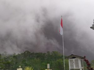 Merapi Muntahkan Awan Panas, Hujan Abu Guyur Selo Boyolali Merapi Muntahkan Awan Panas, Hujan Abu Guyur Selo Boyolali
