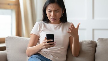 Orang Dewasa Diam-diam Sering Stalking Media Sosial Mantan