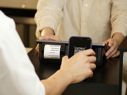Ilustrasi pembayaran dengan kode QR