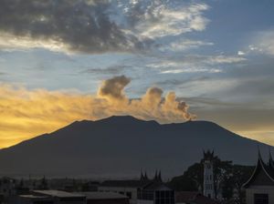 Kisah Sedih Adan, Pahlawan yang Selamatkan Pendaki Gunung Marapi Kisah Sedih Adan, Pahlawan yang Selamatkan Pendaki Gunung Marapi