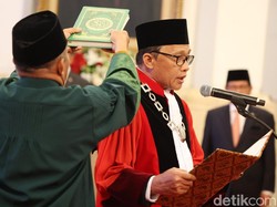 Hakim MK Ridwan Mansyur Ucapkan Sumpah Jabatan di Depan Jokowi