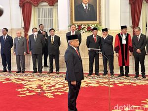 Jokowi Resmi Lantik Irjen Marthinus Hukom Jadi Kepala BNN Jokowi Resmi Lantik Irjen Marthinus Hukom Jadi Kepala BNN