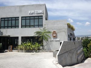 Kopi Tebing, Cocok untuk WFC Sambil Melihat Panorama Kota Waingapu