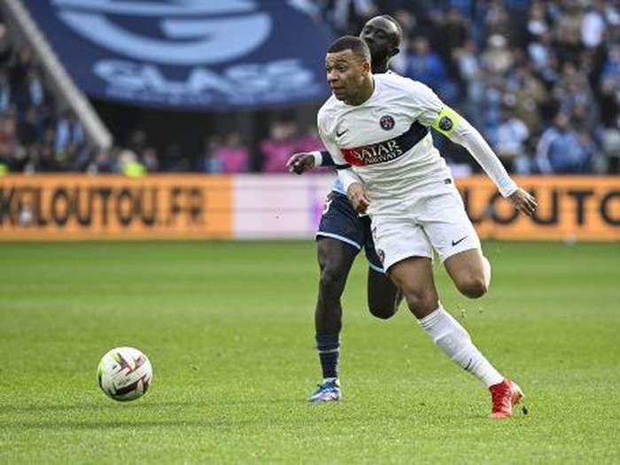 Paris Saint-Germain's French forward #07 Kylian Mbappe eyes the ball during the French L1 football match between Le Havre AC and Paris Saint-Germain (PSG) at The Stade Oceane in Le Havre, north-western France, on December 3, 2023. (Photo by DAMIEN MEYER / AFP)