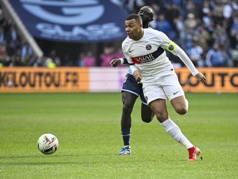 Paris Saint-Germain's French forward #07 Kylian Mbappe eyes the ball during the French L1 football match between Le Havre AC and Paris Saint-Germain (PSG) at The Stade Oceane in Le Havre, north-western France, on December 3, 2023. (Photo by DAMIEN MEYER / AFP)