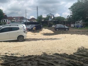 Sopir Wisatawan Keluhkan Beceknya Lapangan Parkir Ubud, Pakaian Turis Kotor