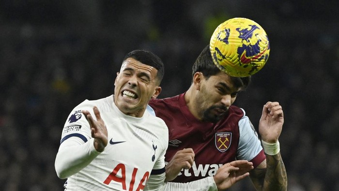 Soccer Football - Premier League - Tottenham Hotspur v West Ham United - Tottenham Hotspur Stadium, London, Britain - December 7, 2023 West Ham Uniteds Lucas Paqueta in action with Tottenham Hotspurs Pedro Porro REUTERS/Tony Obrien NO USE WITH UNAUTHORIZED AUDIO, VIDEO, DATA, FIXTURE LISTS, CLUB/LEAGUE LOGOS OR LIVE SERVICES. ONLINE IN-MATCH USE LIMITED TO 45 IMAGES, NO VIDEO EMULATION. NO USE IN BETTING, GAMES OR SINGLE CLUB/LEAGUE/PLAYER PUBLICATIONS.