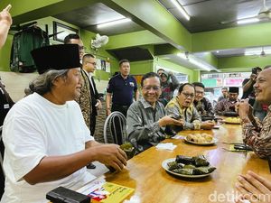 Mahfud Sarapan Bareng WNI Santap Makanan Khas Nusantara di Malaysia