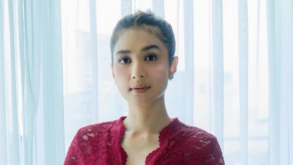 7 Potret Mikha Tambayong Jadi Bridesmaid Siang ke Malam, Beda Gaya Makeup 7 Potret Mikha Tambayong Jadi Bridesmaid Siang ke Malam, Beda Gaya Makeup