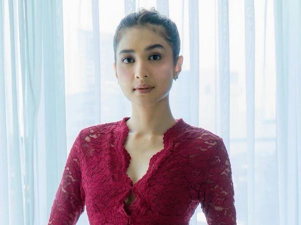 7 Potret Mikha Tambayong Jadi Bridesmaid Siang ke Malam, Beda Gaya Makeup