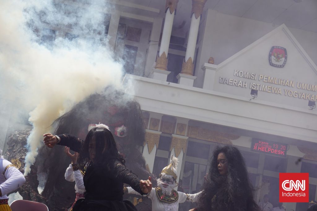 Pertunjukan budaya di depan Kantor KPU DIY, Kota Yogyakarta pada Kamis (7/12) diakhiri dengan patung ogoh-ogoh yang habis dilalap api. (CNN Indonesia/Tunggul Damarjati)