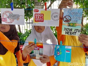 Jelang Hari Antikorupsi, Siswa SD Pameran Poster di Ngarsopuro Solo Jelang Hari Antikorupsi, Siswa SD Pameran Poster di Ngarsopuro Solo