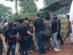 Gerimis Antar Yayu Unru ke Peristirahatan Terakhir