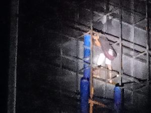 Pencuri Lampu Tepergok-Terjebak di Papan Reklame, Nyaris Diamuk Massa