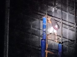 Pencuri Lampu Tepergok-Terjebak di Papan Reklame, Nyaris Diamuk Massa