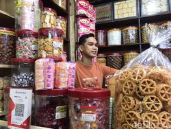 Laris Manis Penjual Kue Jelang Nataru, Omzet Naik Sampai 50 Persen