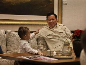 Momen Bocah Viral Kenneth Kenkulus Kiss Bye Pamit ke Opung Prabowo Momen Bocah Viral Kenneth Kenkulus Kiss Bye Pamit ke Opung Prabowo