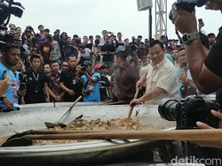 Prabowo Masak di Kuali Besar Bareng YouTuber Bobon di Cilincing