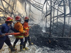 Gudang Logistik di Sidoarjo Ludes Terbakar