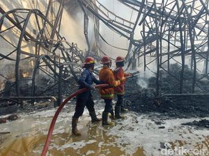 10 Mobil PMK Dikerahkan, Gudang Logistik yang Terbakar di Sidoarjo Padam 10 Mobil PMK Dikerahkan, Gudang Logistik yang Terbakar di Sidoarjo Padam