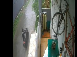 Pria di Makassar Curi Motor Terparkir Saat Hujan Deras, Polisi Buru Pelaku