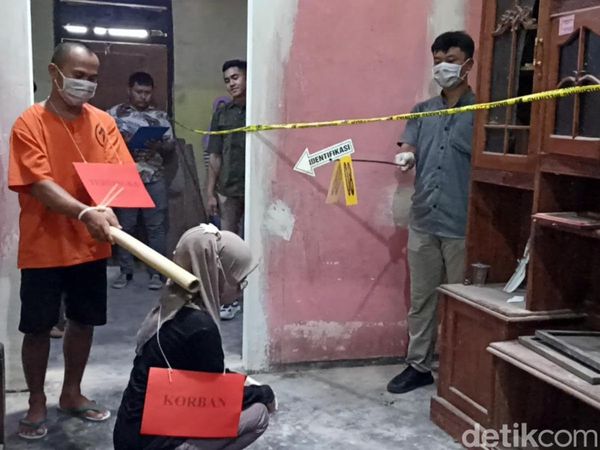 Potret Rekonstruksi Handono Habisi Fitriani Lalu Kubur di dalam Rumah