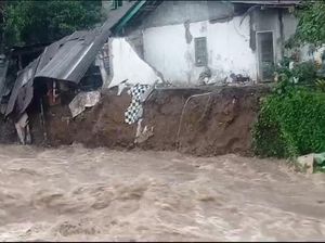 Video Detik-detik Rumah di Wonosobo Terseret Arus Sungai saat Banjir Video Detik-detik Rumah di Wonosobo Terseret Arus Sungai saat Banjir