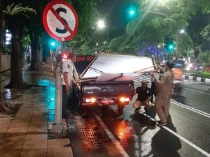 Satpol PP Tertibkan Ratusan APK di 7 Jalan Protokol Surabaya