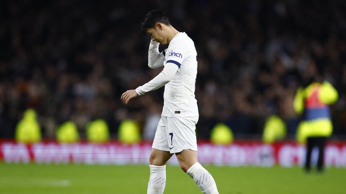 Son Heung-min tertunduk lesu usai Tottenham ditekuk West Ham. Foto: Action Images via Reuters/PETER CZIBORRA
